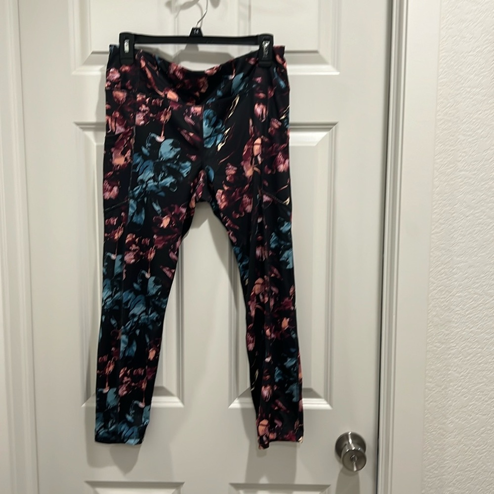 Pro player athletic capris, size large